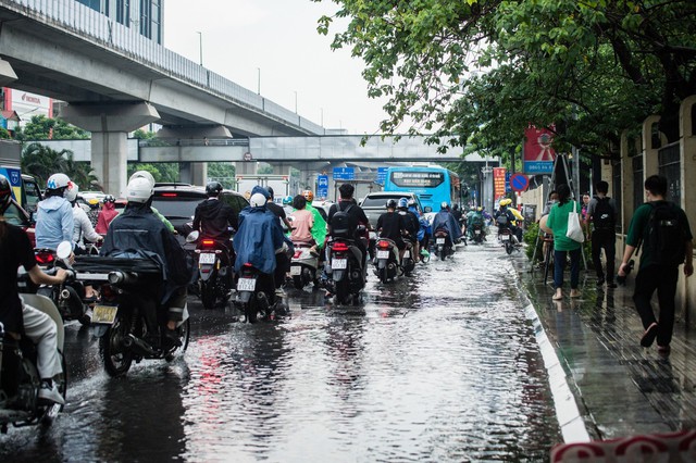 Chùm ảnh: Mưa lớn khiến nhiều tuyến phố của Hà Nội ngập sâu trong nước - Ảnh 4
